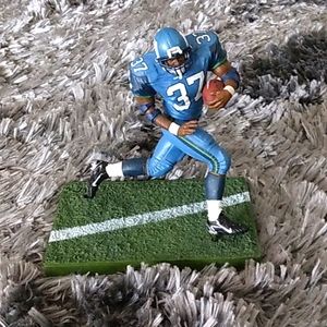 Shaun Alexander mini statue